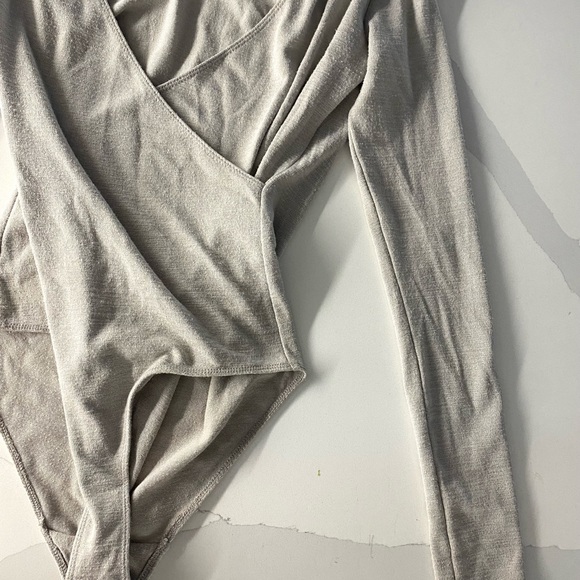 Aritzia Wilfred BodySuit Grey V neck - Picture 3 of 4